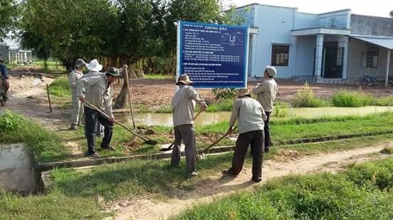 Anh Hồ Văn Trinh đang xử lý vết nứt bê tông công trình kênh theo sáng kiến của mình và chia sẻ các bước áp dụng thực hiện sáng kiến với phóng viên.