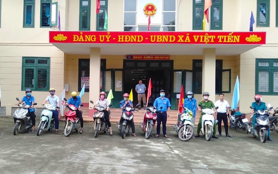 Công đoàn cơ sở xã Việt Tiến, huyện Bảo Yên tổ chức tuyên truyền “Tuần lễ ra quân” hướng dẫn cài Bluezone
