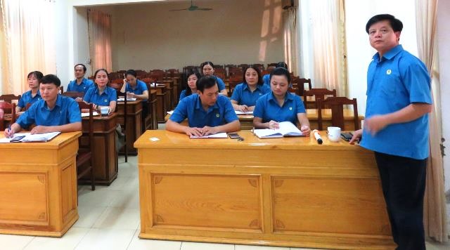 Ông Lê Văn Chí - Trưởng Ban Chính sách pháp luật LĐLĐ Hà Tĩnh phổ biến những điểm mới của Luật Lao động năm 2019. Ảnh: CĐ.