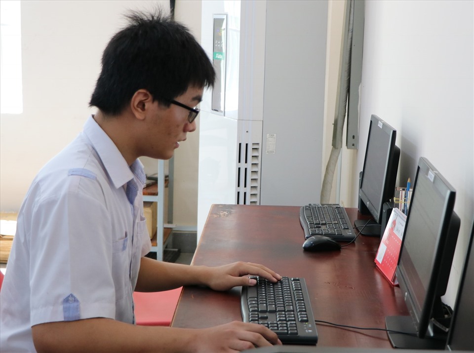 Huy chủ động tìm hiểu kiến thức trước khi lên lớp. Ảnh: Ánh Sáng