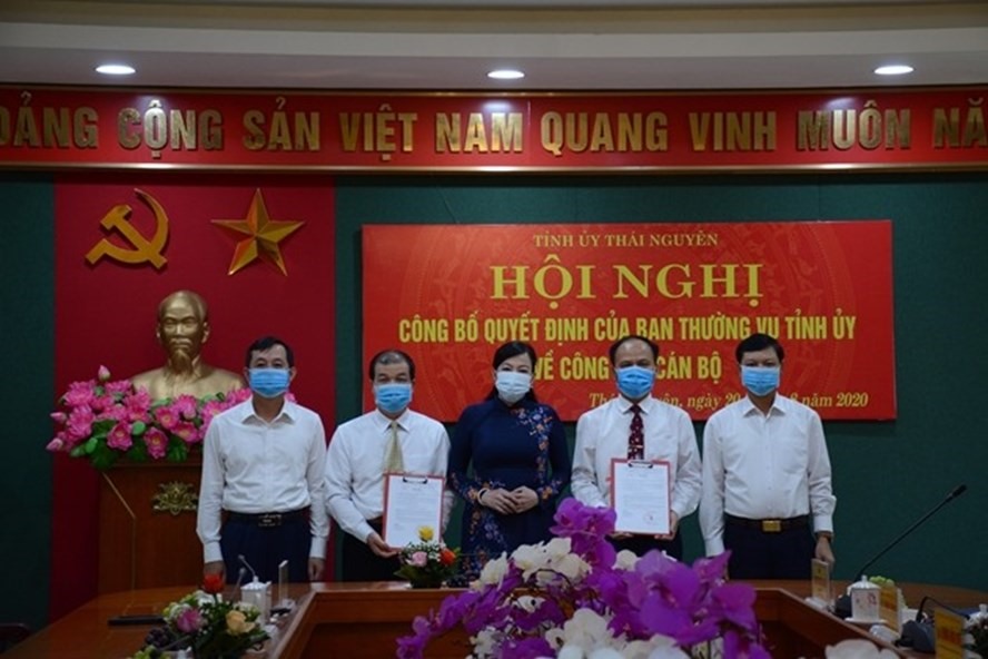 Bí thư Tỉnh ủy Nguyễn Thanh Hải, Trưởng đoàn Đại biểu Quốc hội tỉnh trao quyết định điều động, bổ nhiệm đối với ông Lê Kim Phúc (đứng thứ 2 từ phải sang). Ảnh nguồn: thainguyen.gov.vn