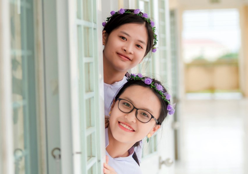 Em Nguyễn Trần Ngọc Thảo (đeo kính, ở dưới) chụp ảnh chung với bạn bè. Ảnh: NVCC