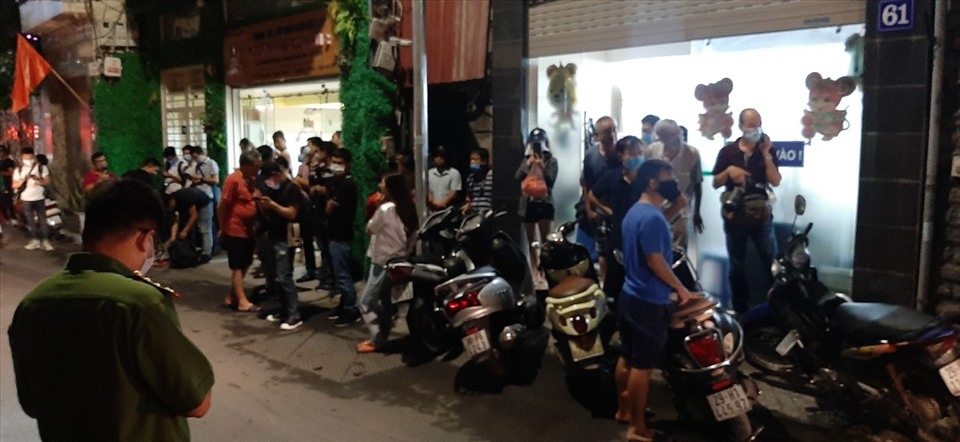 Nhiều người dân hiếu kỳ cùng phóng viên các báo đài tới trước cửa nhà ông Nguyễn Đức Chung.