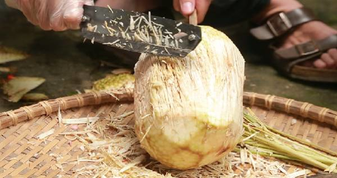 Mít được gọt vỏ để làm nhút. Ảnh: tư liệu