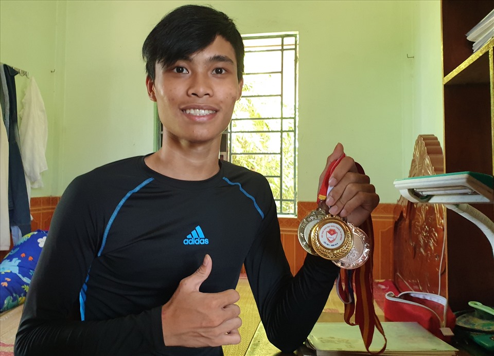 Không chỉ học giỏi, San còn chơi tốt nhiều môn thể thao, đặc biệt là Võ Thuật. Ảnh: Hưng Thơ.