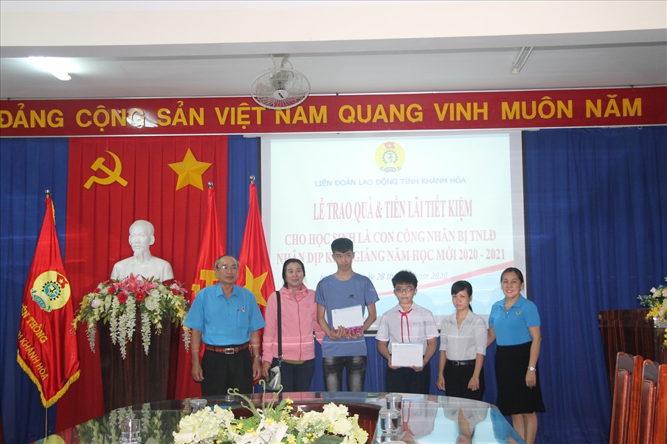 9 năm qua các em được nhận lãi từ sổ tiết kiệm công đoàn trợ giúp con công nhân bị tai nạn lao động tử vong. Ảnh: Lê Xưa