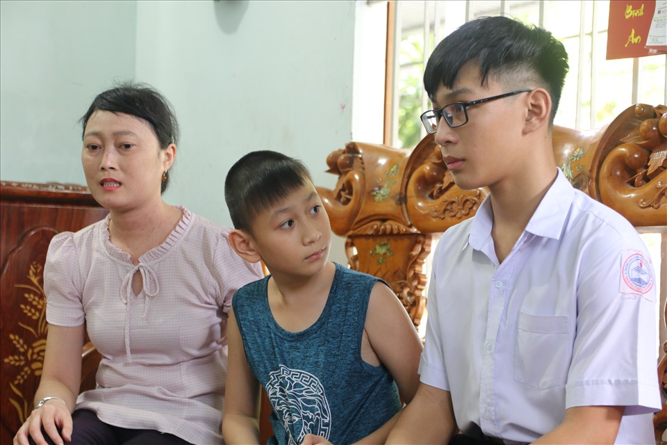 Suất học bổng đến với em Nguyễn Đức Thịnh giảm bớt khó khăn cho mẹ em khi một mình mang trọng bệnh vẫn cố gắng để con được đi học. Ảnh: Phương Linh