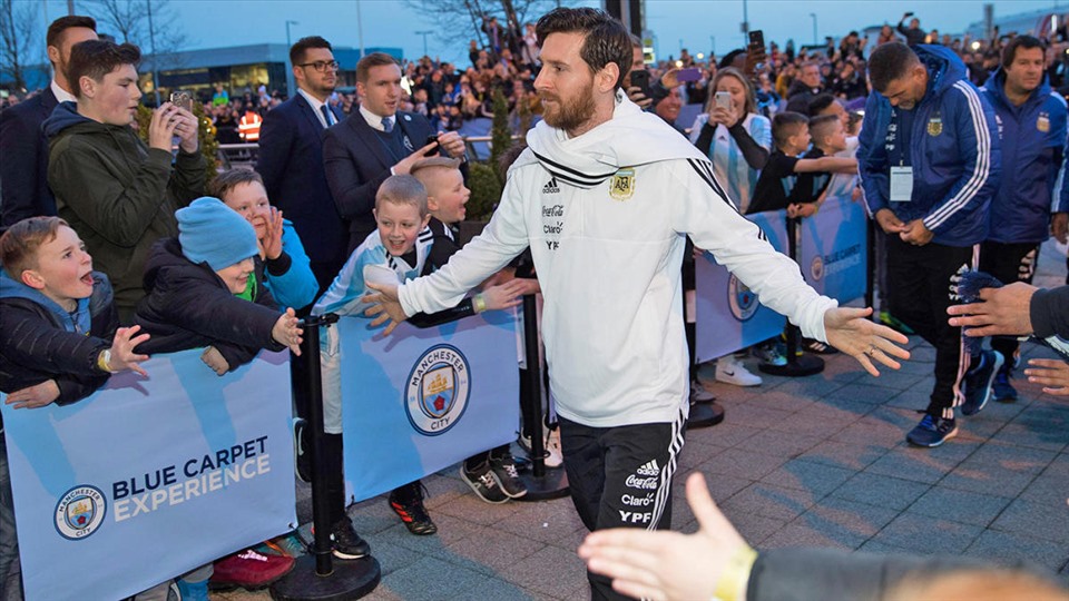 Messi đang ở rất gần việc chuyển tới Man City. Ảnh: CBS Sports