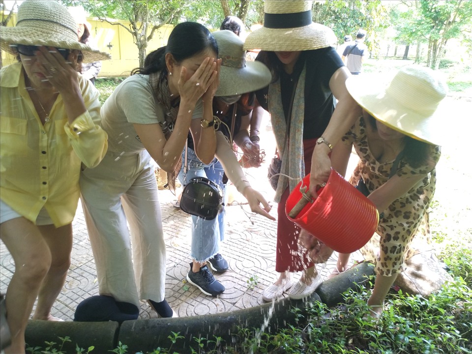 Gội rửa bằng nước lấy từ giếng cổ với niềm tin giúp cơ thể được khỏe mạnh. Ảnh: K.Q