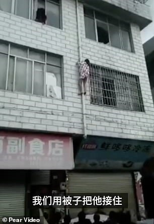 Người mẹ leo xuống tầng 2 qua các đường ống nước. Ảnh: Pear Video.