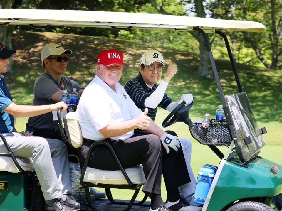 US President Donald Trump and Japanese Prime Minister Abe Shinzo in a golf cart before playing golf at Mobara Country Club in Chiba, Japan.  Photo: Office of the Prime Minister of Japan / AFP.