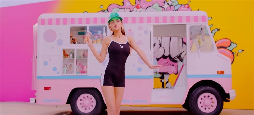Thời trang của Selana Gomez bình dân và thua xa so với Blackpink. Ảnh: Cắt MV