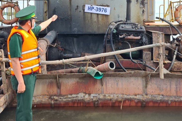 TPHCM: Phát hiện 2 sà lan vận chuyển 1.000m3 cát trái phép TPHCM: Phát hiện 2 sà lan vận chuyển 1.000m3 cát trái phép