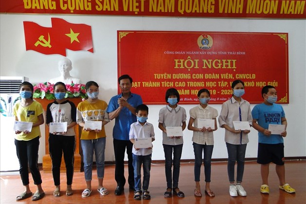 Đồng chí Nguyễn Thanh Bình - Phó Chủ tịch LĐLĐ tỉnh trao quà cho các cháu. Ảnh: Bá Mạnh