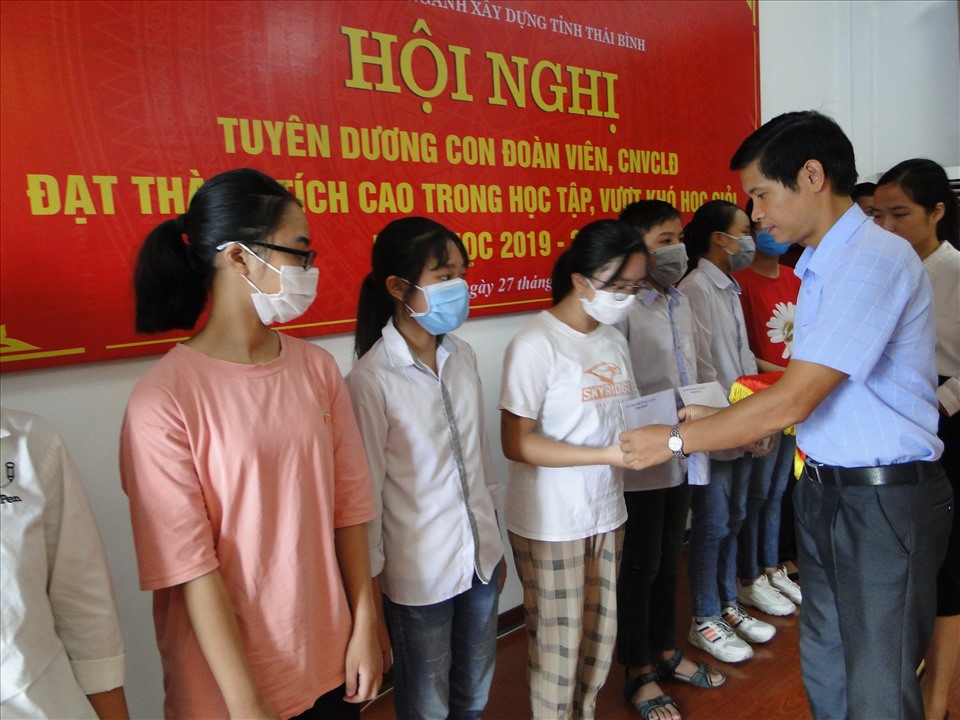 Đồng chí Đào Ngọc Duấn - Chủ tịch công đoàn ngành Xây dựng trao quà cho các cháu học sinh giỏi. Ảnh: B.Mạnh