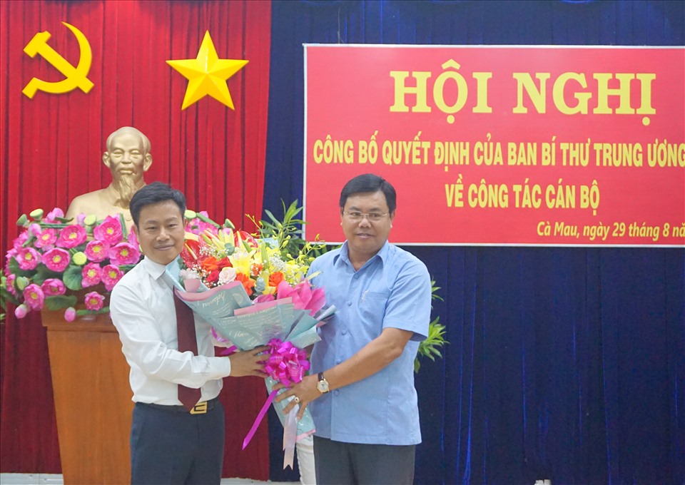Bí thư Tỉnh ủy Cà Mau Nguyễn Tiến Hải tặng hoa chúc mừng đồng chí Lê Quân, Phó Bí thư Tỉnh ủy Cà Mau (ảnh Nhật Hồ)