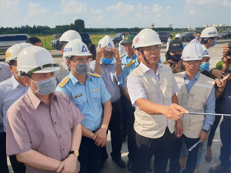 Bộ trưởng GTVT Nguyễn Văn Thể (bìa trái) kiểm tra tiến độ nâng cấp đường băng Tân Sơn Nhất chiều ngày 29.8. Ảnh: Minh Quân