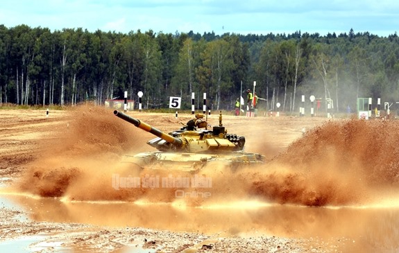 The crew of the Vietnamese tank team during the competition.  Photo: People's Army.