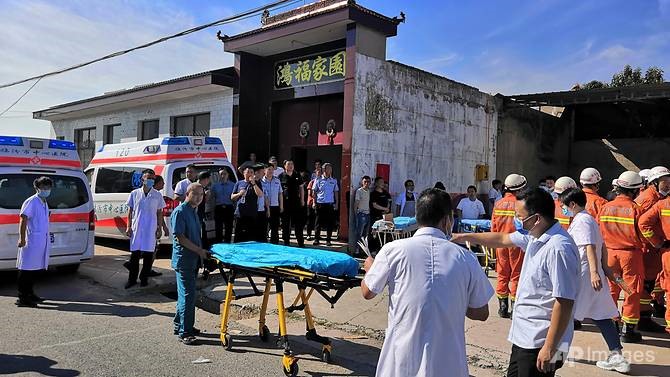 Lực lượng cứu hộ và y tế đang tập trung giải cứu người bị nạn tại hiện trường. Ảnh: AP