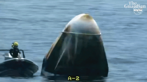 Đội thu hồi chung của NASA và SpaceX tiếp cận sau khi các phi hành gia đáp xuống biển. Họ đánh giá sau đó đưa khoang tàu Crew Dragon lên, mở cửa tàu và kiểm tra sức khỏe của các phi hành gia trước khi đưa trở về đất liền bằng trực thăng. Nguồn: The Guardian/NASA.