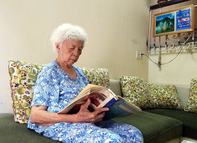 Bà Phạm Xuân Vân mở phòng khám chữa bệnh, châm cứu miễn phí cho thú cưng.