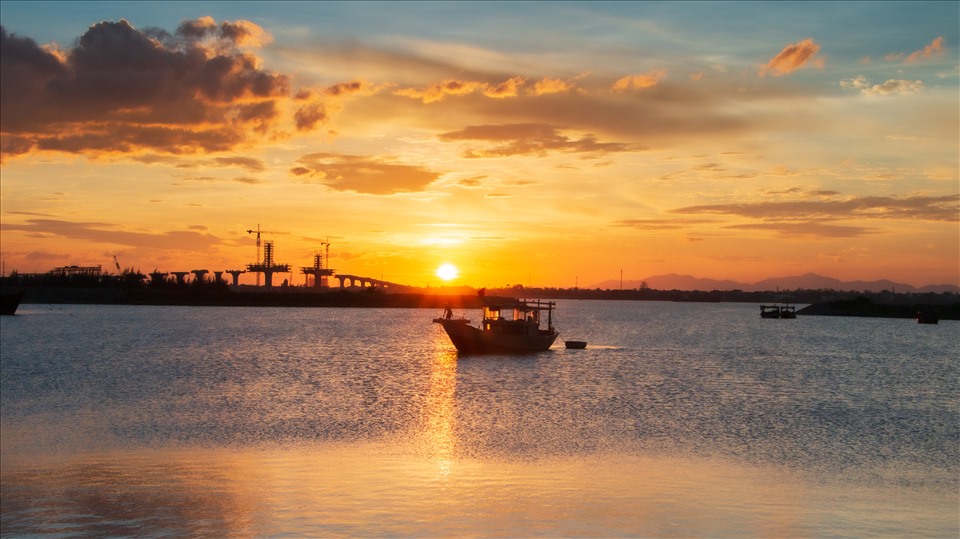 Đây được xem là cầu đường bộ dài nhất miền Trung sau khi hoàn thành, phá kỷ lục cầu Đà Rằng mới bắc qua sông Ba đoạn qua TP. Tuy Hòa (Phú Yên) dài 1,6 km. Ảnh: Kỳ ảo cầu Cửa Hội lúc bình minh. Ảnh: Đặng Thiện Chân