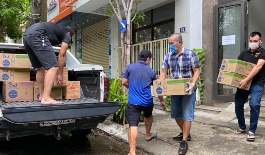 Dung dịch sát khuẩn là một trong những vật tư y tế tối cần cho y, bác sĩ, bệnh nhân cách ly y tế trong giai đọna hiện nay. ảnh TH