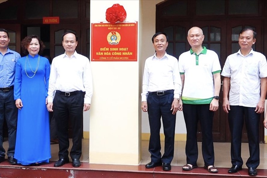 Gắn biển Điểm sinh hoạt văn hoá công nhân. Ảnh: LĐLĐ Quận