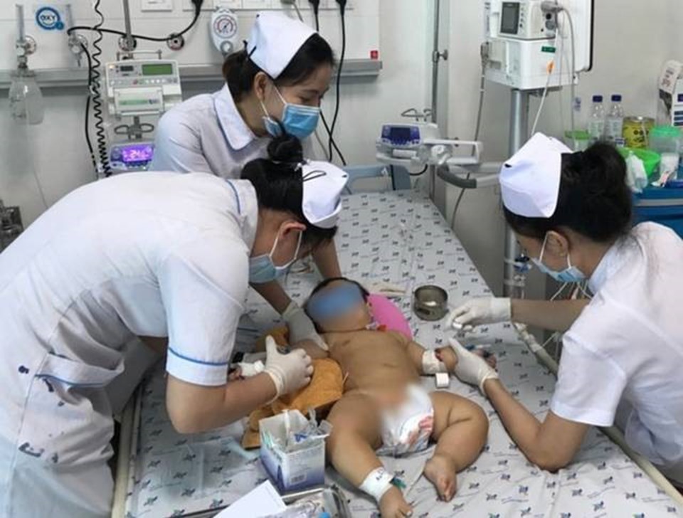Dùng lồng oxy cao áp "hồi phục não" cho bé gái 9 tháng tuổi bị điện giật. Ảnh: Bệnh viện cung cấp Dùng lồng oxy cao áp "hồi phục não" cho bé gái 9 tháng tuổi bị điện giật. Ảnh: Bệnh viện cung cấp