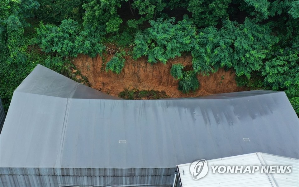 Xưởng dựng tạm của nhà máy lih kiện bán dẫn bị lở đất chôn vùi khiến 3 công nhân đang làm việc bị thiệt mạng. Ảnh: Yonhap