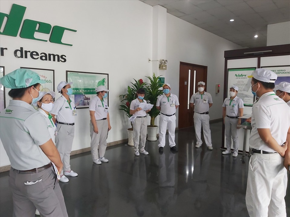 Công đoàn cơ sở phối hợp công ty phân công kiểm tra việc thực hiện phòng chống dịch trong nội bộ doanh nghiệp. Ảnh Đức Long