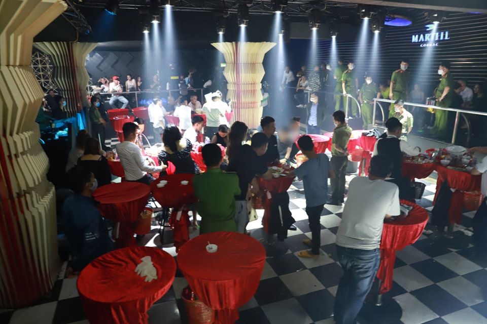 Lực lượng chức năng kiểm tra hành chính quán bar Lodge Club. Ảnh T.X
