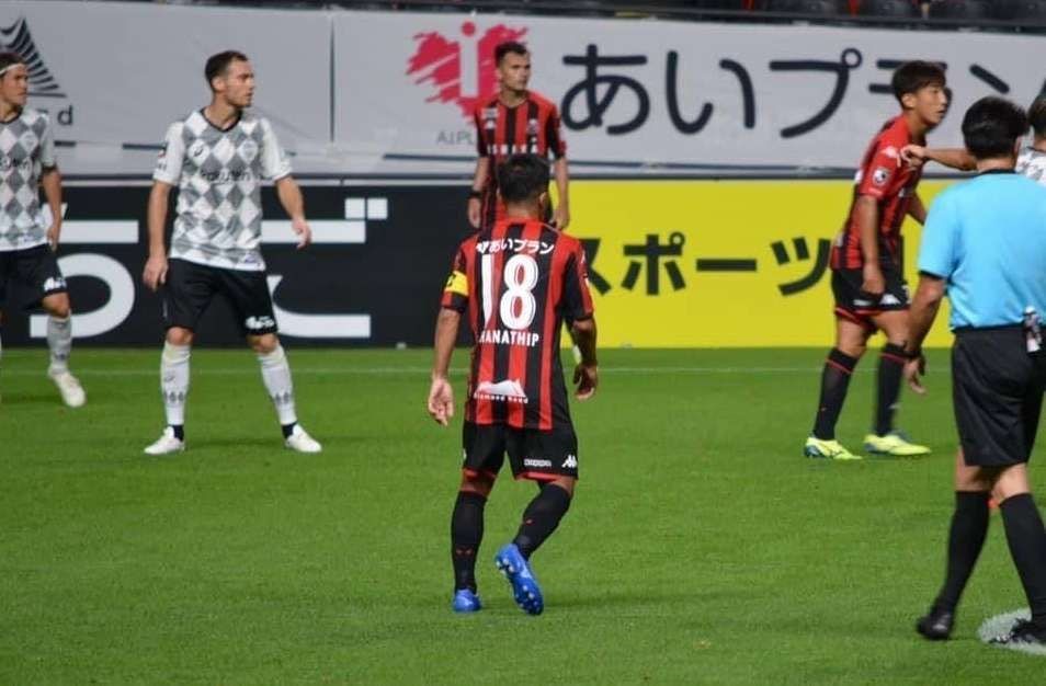 Và Messi Thái nhận lại vinh dự này khi có lần đầu tiên mang băng đội trưởng Consadole Sapporo. Ảnh: Siam Sport