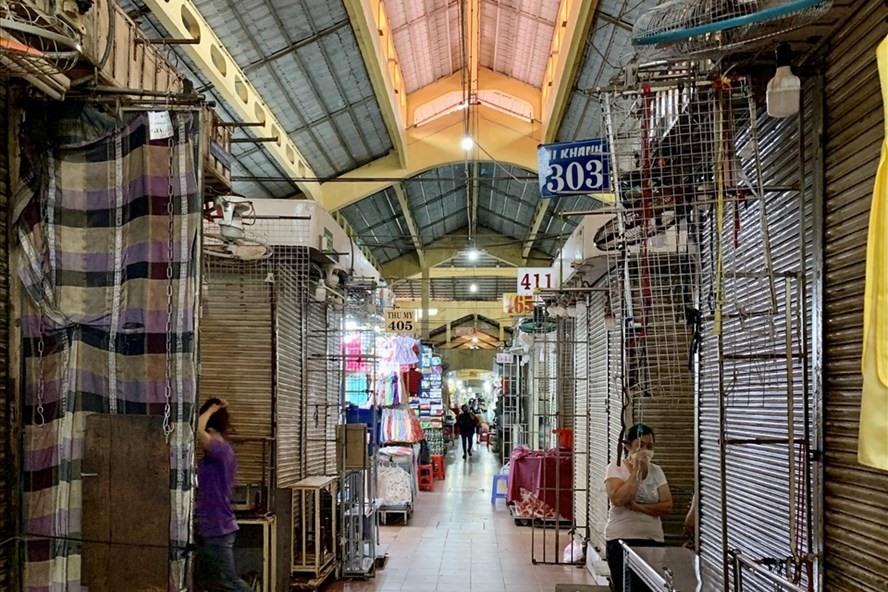 Nhiều tiểu thương phải đóng sạp chợ do vắng khách do ảnh hưởng của dịch COVID-19. Ảnh: Ngọc Lê