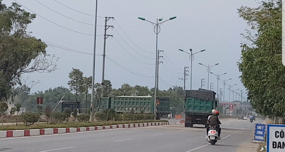 Xe có dấu hiệu cơi nới, quá tải của các nhà xe Thạch Anh, Trang Anh nườm nượp ra vào dự án TMS Đầm Cói (Vĩnh Yên - Vĩnh Phúc). Ảnh: Duy Thiên