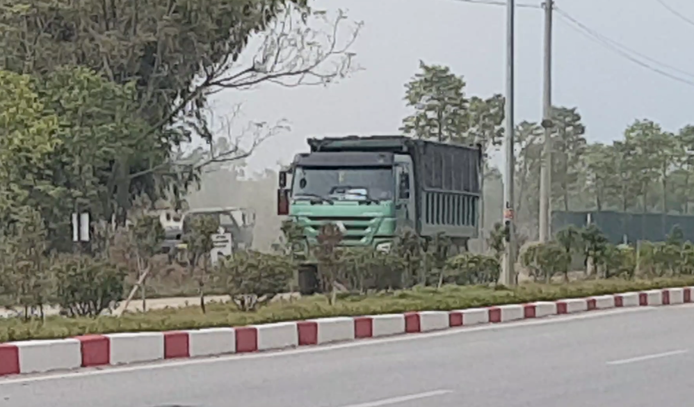 Do không tuân thủ các quy định về phun rửa, những chiếc xe có dấu hiệu quá tải của nhà xe Thạch Anh, Trang Anh khiến đoạn đường Lê Hồng Phong (Vĩnh Yên - Vĩnh Phúc) bụi mù mịt. Ảnh: Duy Thiên