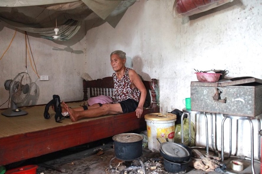Nếu không được chữa trị kịp thời, cụ bà Lê Thị Bốn có nguy cơ bại liệt nằm một chỗ. Ảnh: 
Trần Tuyên