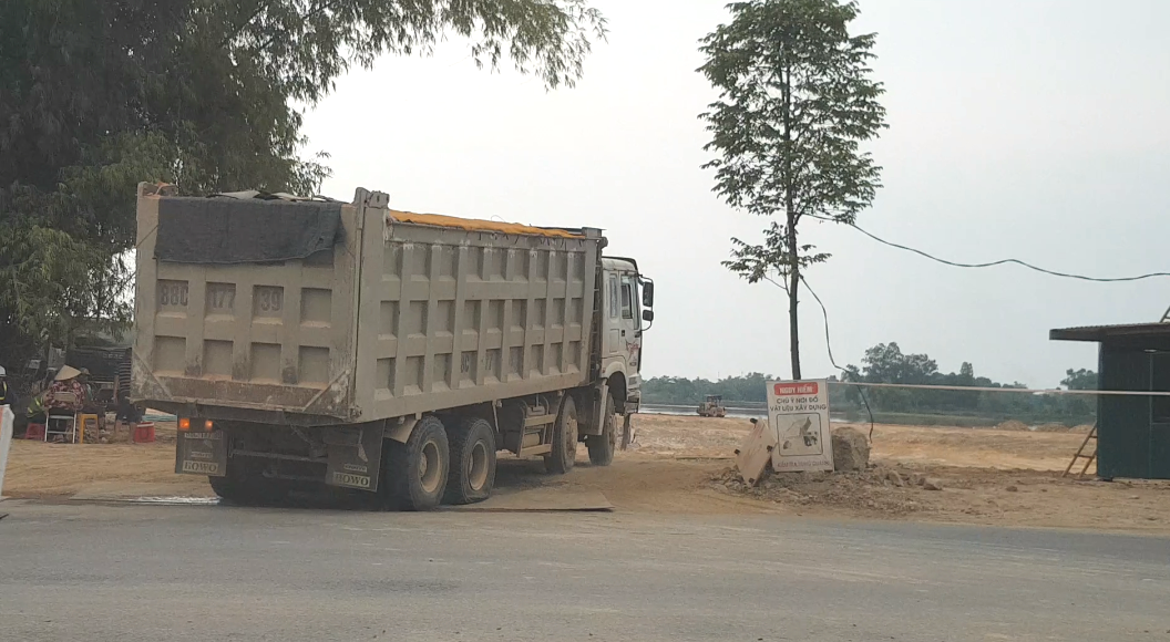 Nguồn gốc vật liệu san lấp tại dự án TMS Đầm Cói cũng được báo chí đề nghị cơ quan chức năng làm rõ. Ảnh: Duy Thiên