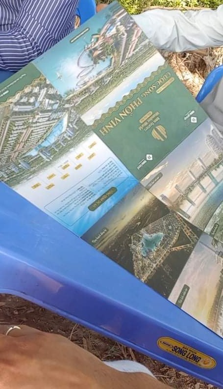 Một nhân viên sàn giao dịch bất động sản trên đường Lê Hồng Phong (Vĩnh Yên - Vĩnh Phúc) đang chào mời tư vấn khách mua đất nền tại dự án TMS Đầm Cói. Ảnh: Duy Thiên