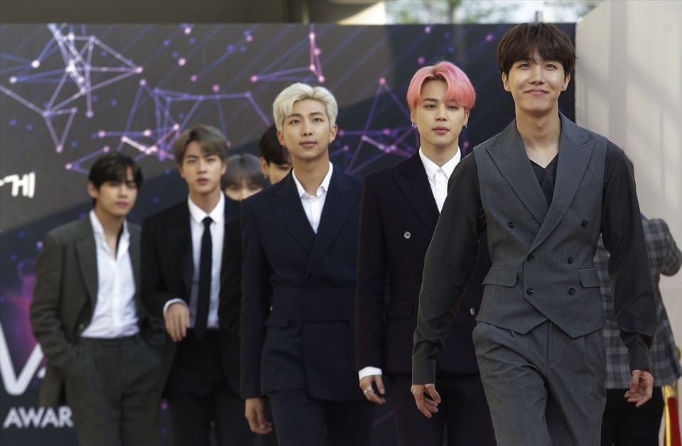 BTS có nhiều thay đổi nhất trong 3 nhóm nhạc. Ảnh: Cắt từ clip.