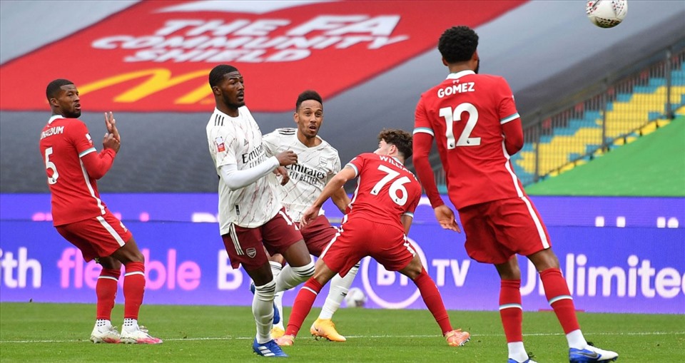 Williams không theo được Aubameyang trong bàn thua. Ảnh: Getty.