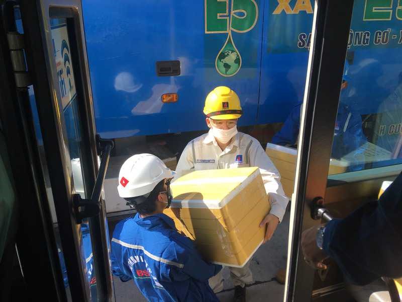 Vận chuyển “sinh tố Công đoàn” đến các địa điểm. Ảnh: CĐ Cty