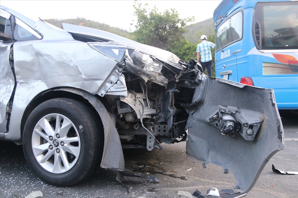 Many car owners stopped in time to run when they found the concrete mixer running behind.  Photo: Phuong Linh