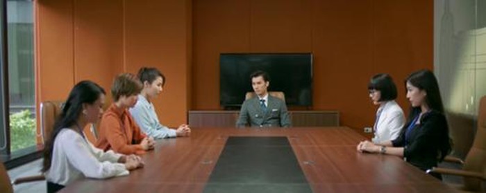 Công sở không thiếu những màn đấu đá. Ảnh: Cắt phim