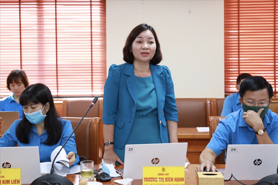 Đồng chí Trương Thị Bích Hạnh – Chủ tịch Liên đoàn Lao động tỉnh Bình Dương - phát biểu tại hội nghị. Ảnh: Hải Nguyễn.