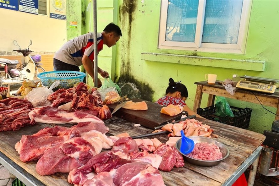 Giá lợn hơi giảm mạnh, nhiều nơi về mức 76.000 đồng/kg, nhưng giá thịt lợn bán ra vẫn cao. Ảnh: Vũ Long