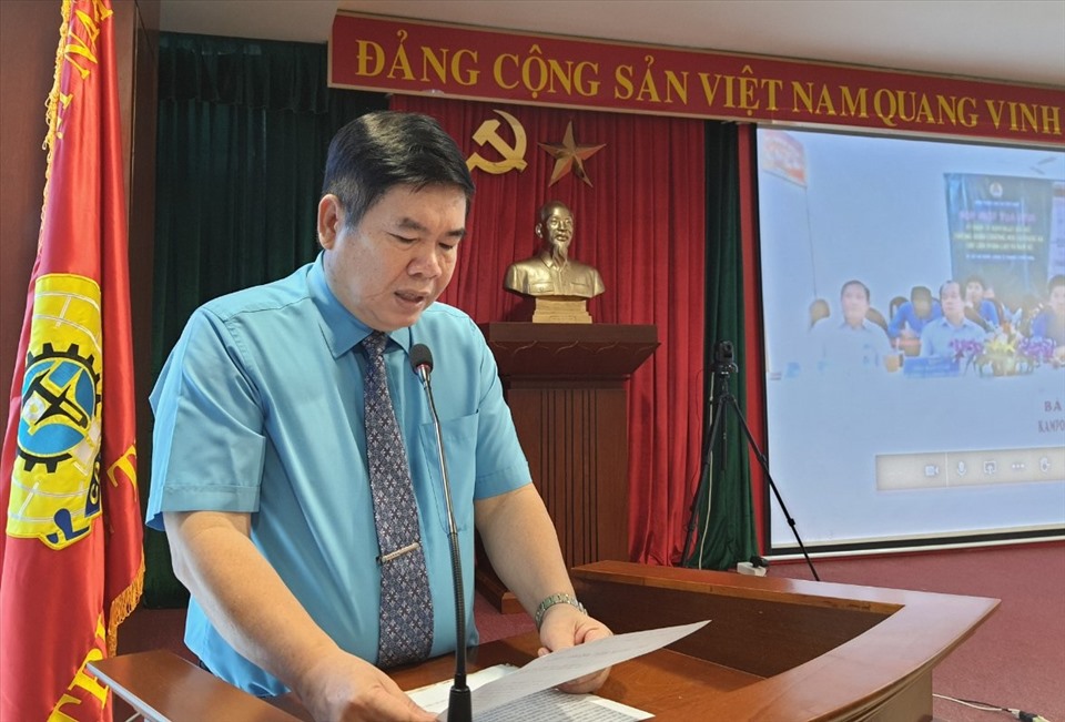 Ông Võ Việt Tài, Phó Chủ tịch Công đoàn Caosu Việt Nam, đọc thư thăm hỏi của lãnh đạo Tập đoàn Công nghiệp Caosu Việt Nam và Công đoàn Caosu Việt Nam tới các CNVCLĐ cũa tập đoàn làm việc tại các dự án trồng caosu ở Lào và Campuchia. Ảnh Nam Dương