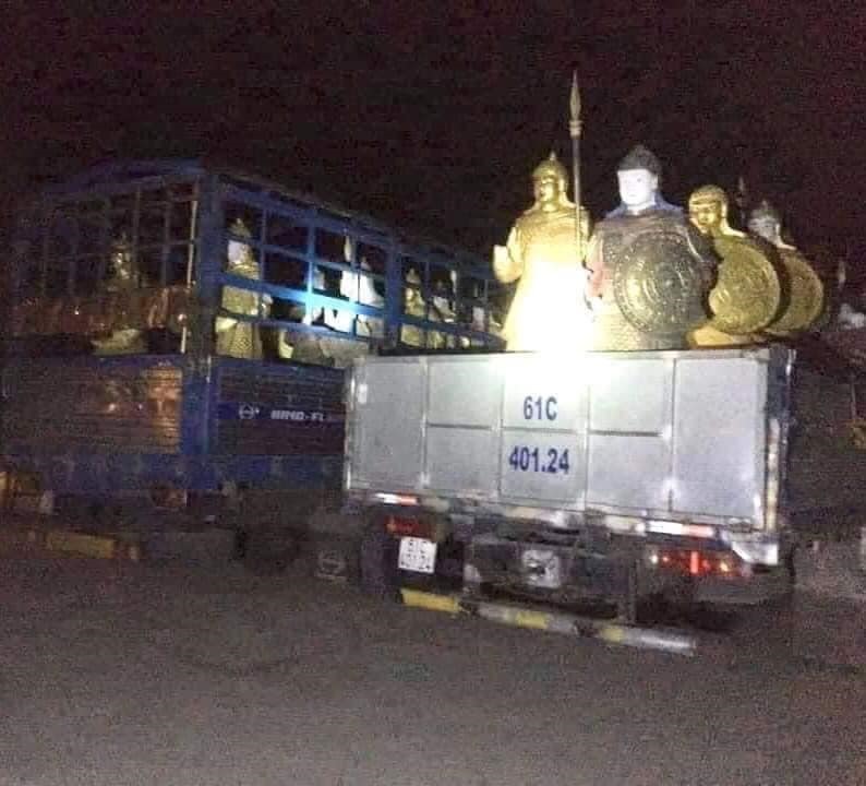 Ông Phúc mua tượng từ khu du lịch Đại Nam rồi vận chuyển lên Đà Lạt. Ảnh: NVCC