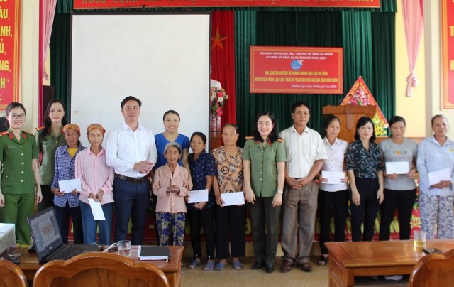 Trao quà cho Hội viên Hội phụ nữ xã Thương Nga có hoàn cảnh khó khăn. Ảnh: Hòa Võ.