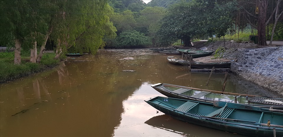 Đây là tuyến kênh duy nhất để thoát lũ cho hàng 100 hộ dân ở thôn Hải Nham. Ảnh: DA